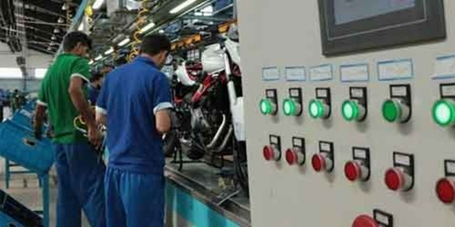 صنعتگران قمی با تمام توان سنگر تولید را حفظ کردند